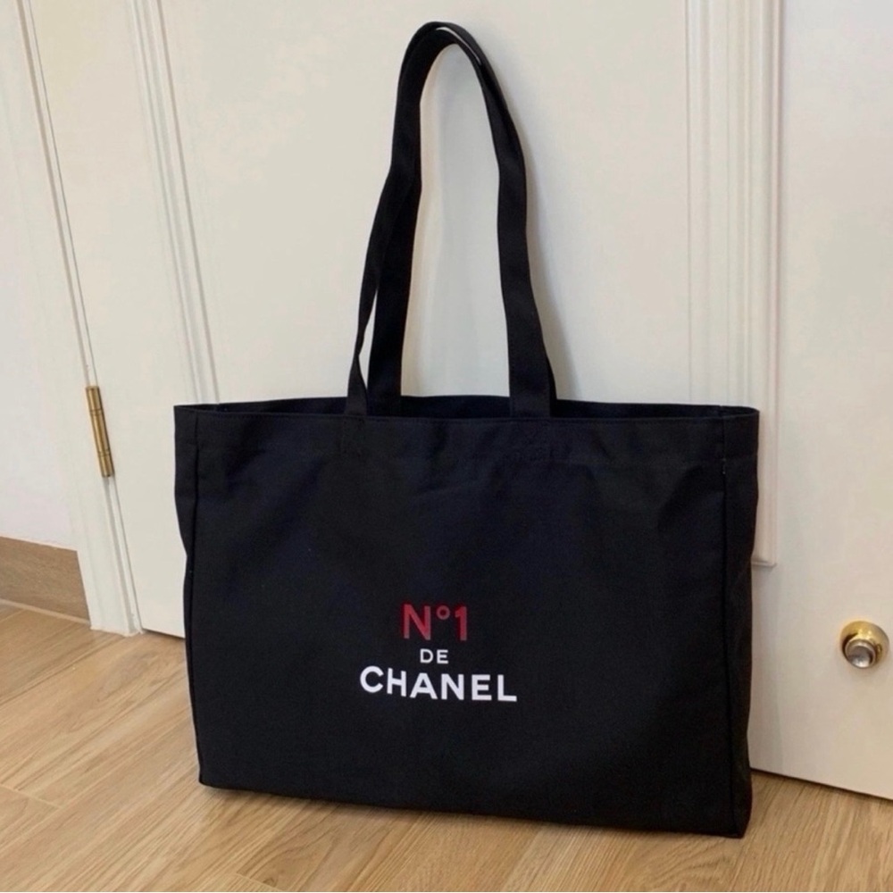 Chanel Makeup bag black square GWP